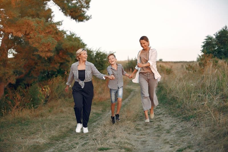 Can family members be sponsored under the Dubai Golden Visa?